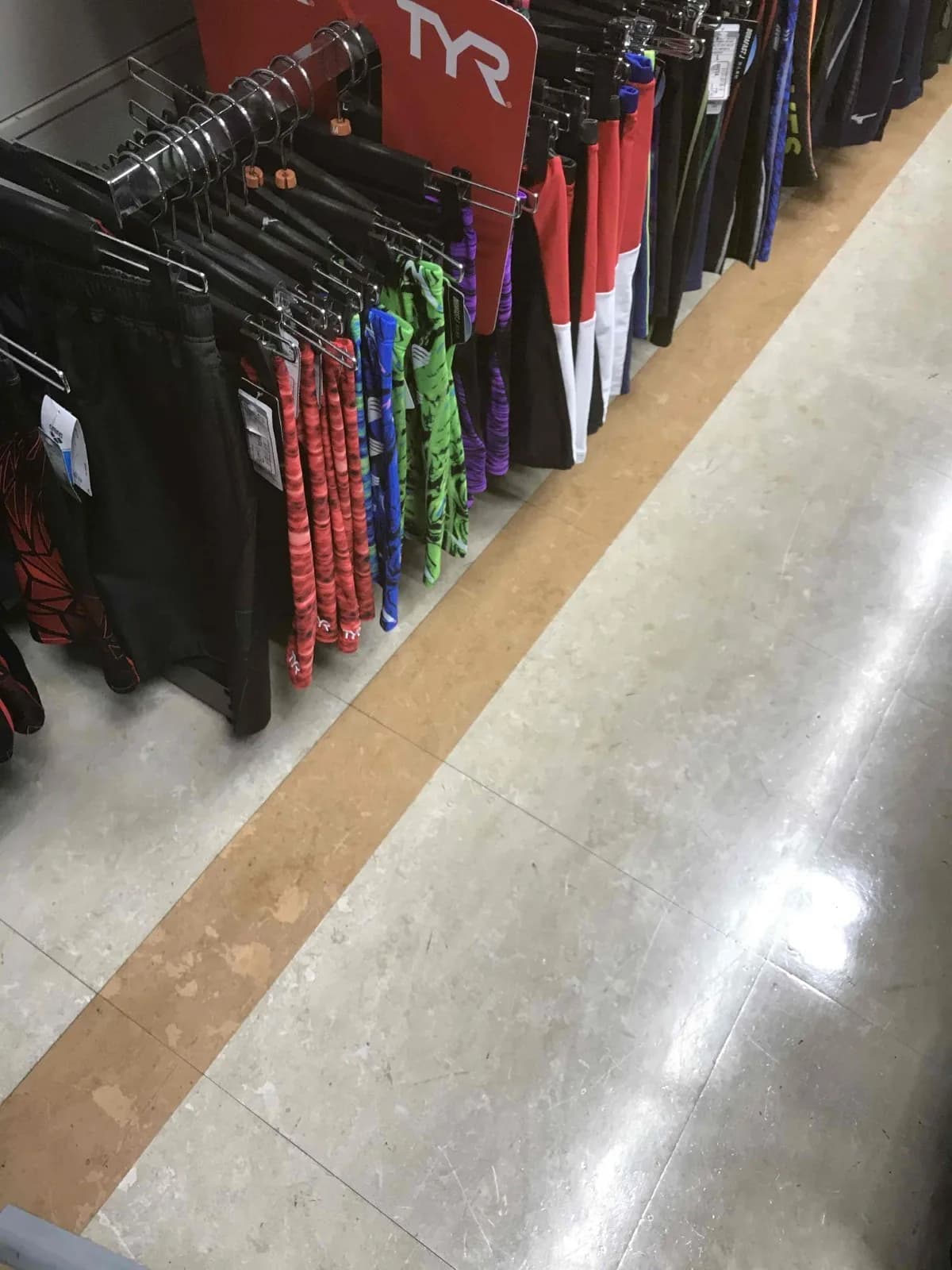 御茶ノ水でスポーツ用品を探す。スーパースポーツゼビオ東京御茶ノ水本店の取材写真 2