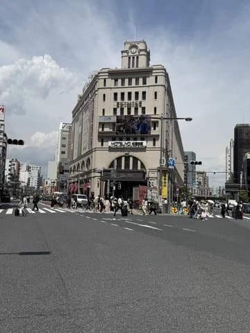時計塔のある東武浅草駅と浅草EKIMISE