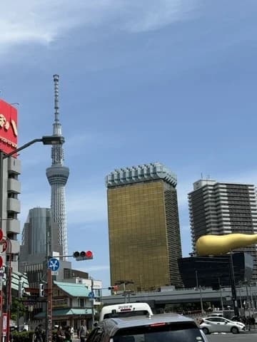 浅草から見える東京スカイツリーとアサヒグループ本社ビル