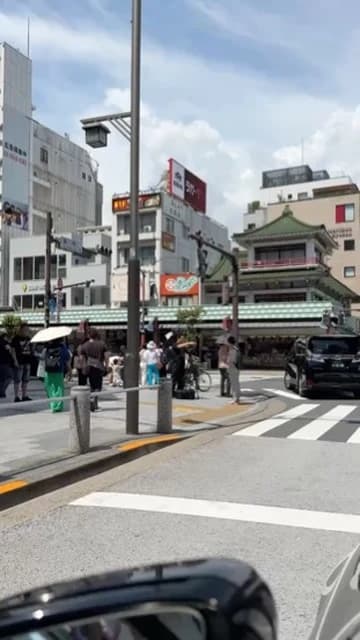 晴れた日の浅草駅前と交差点