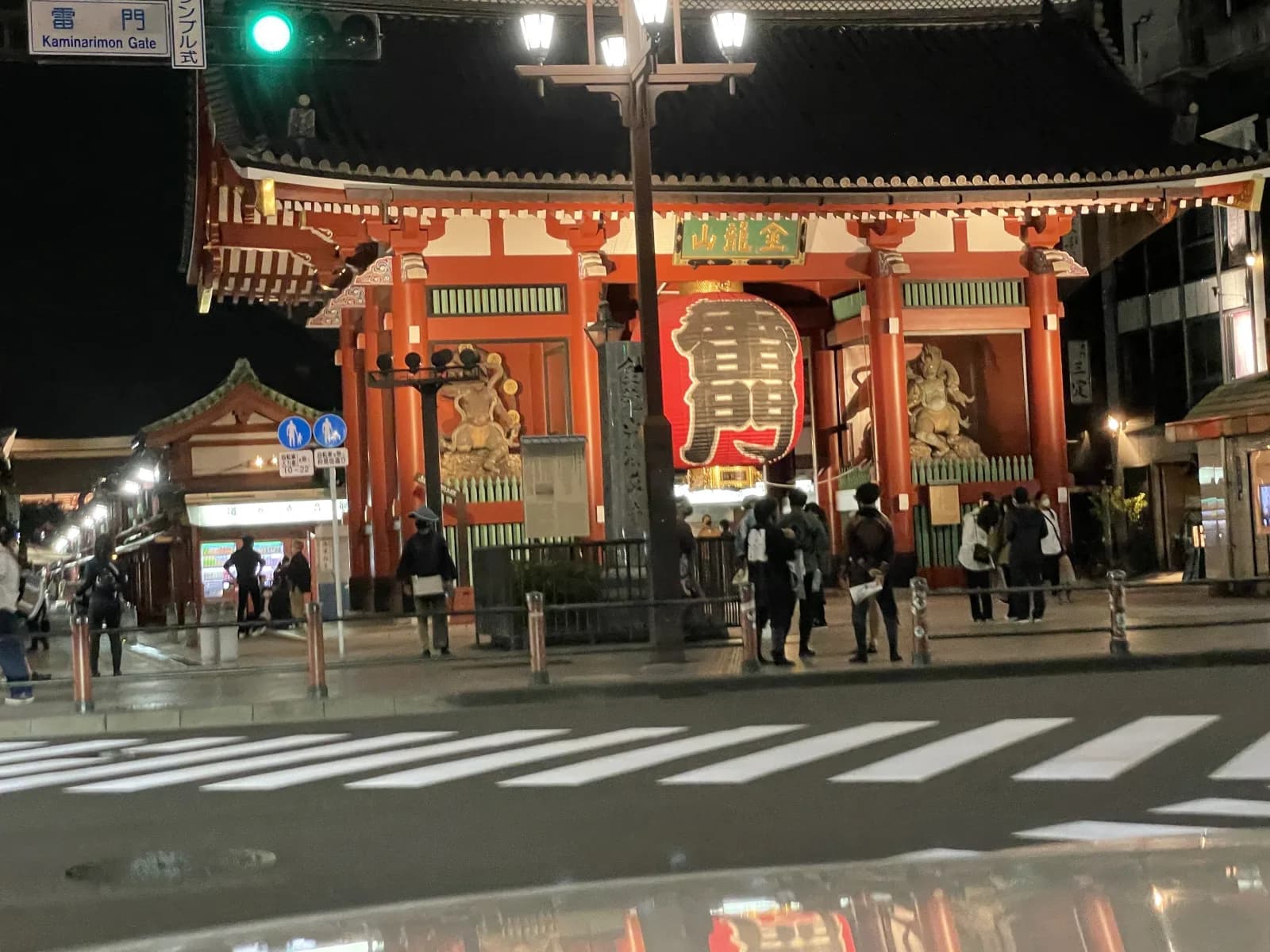 夜に明かりが灯る雷門
