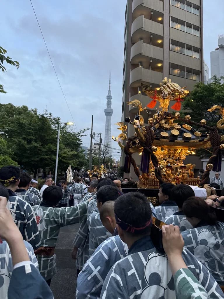 東京スカイツリーを背に進む三社祭の神輿