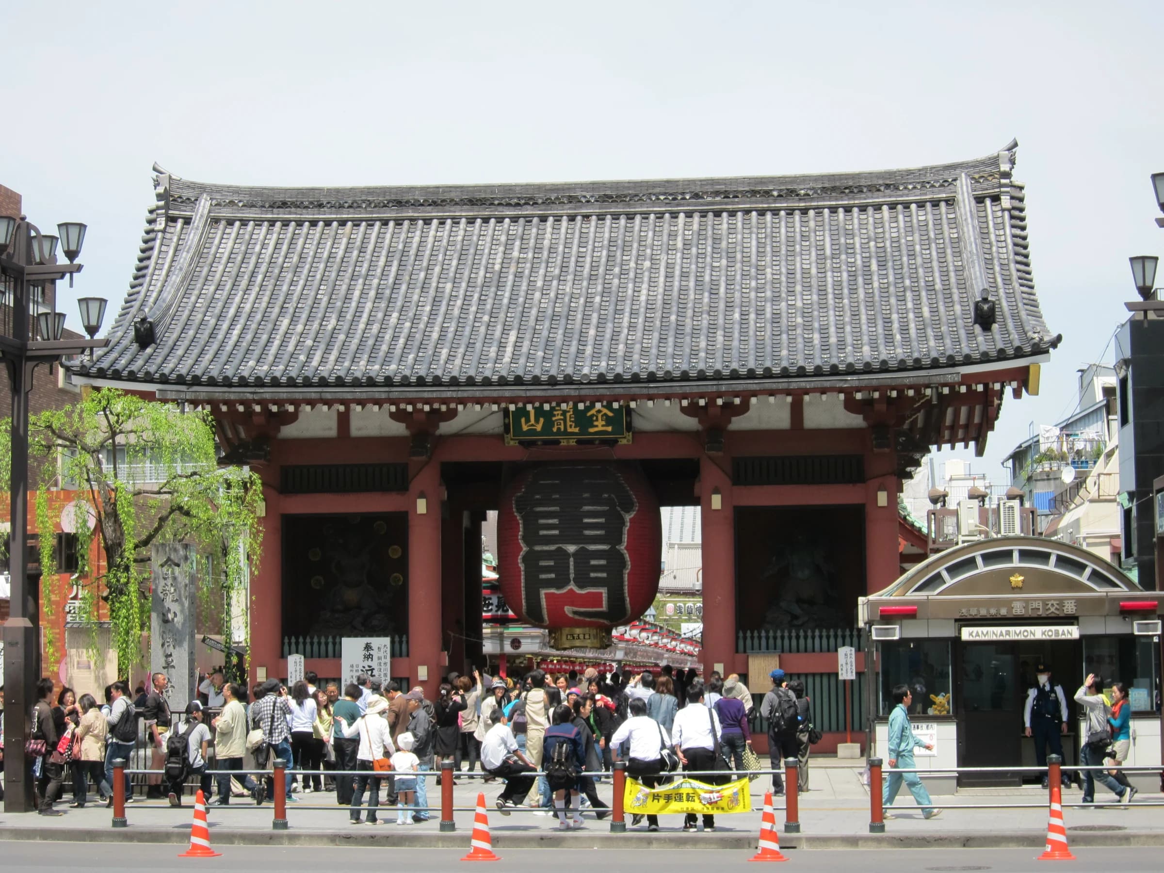 青空の下に建つ浅草寺雷門と大提灯