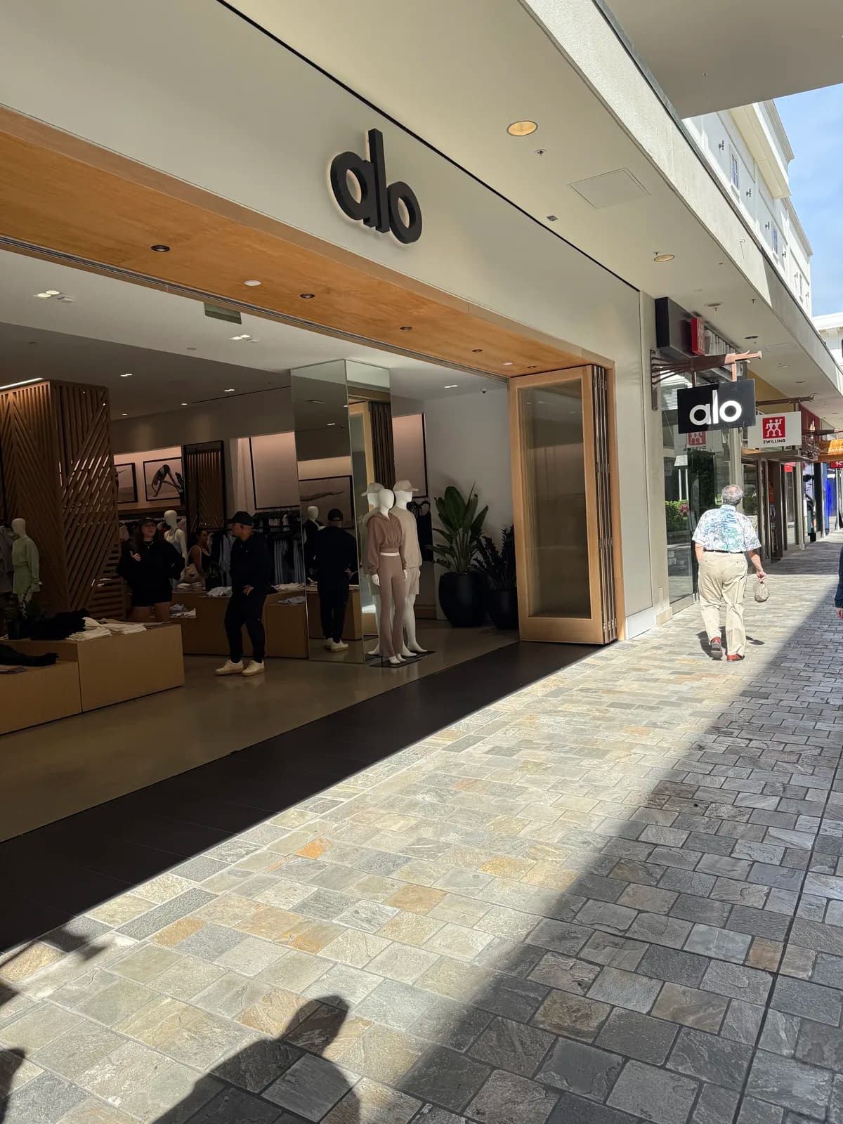アラモアナセンター内Alo Yogaの明るい店舗入口