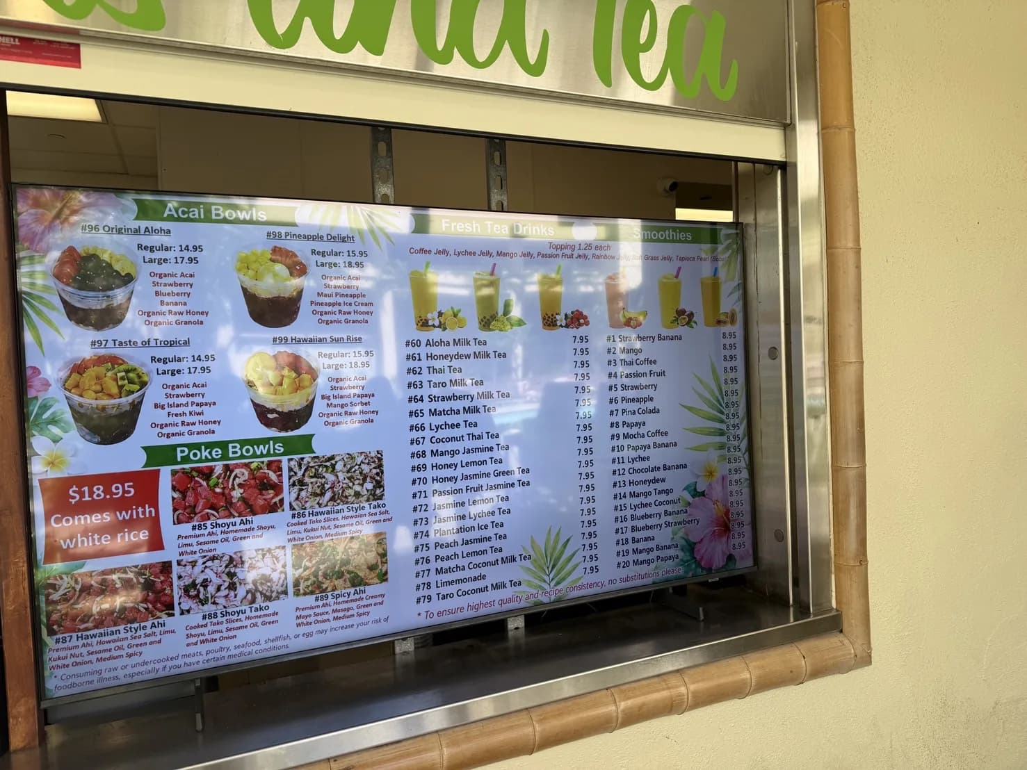アロハ・ボウルズ・アンド・ティーのアサイーボウル、ポケ、ティー、スムージーの店頭メニュー