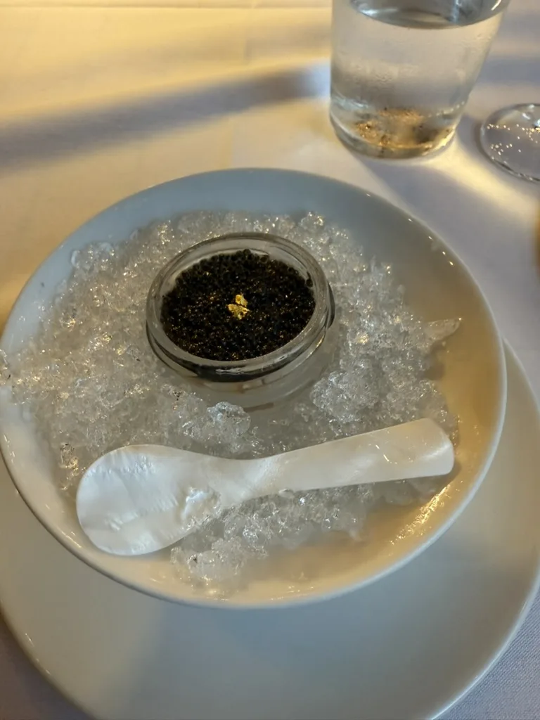 アランチーノ・アット・ザ・カハラで提供されたキャビアの実食写真