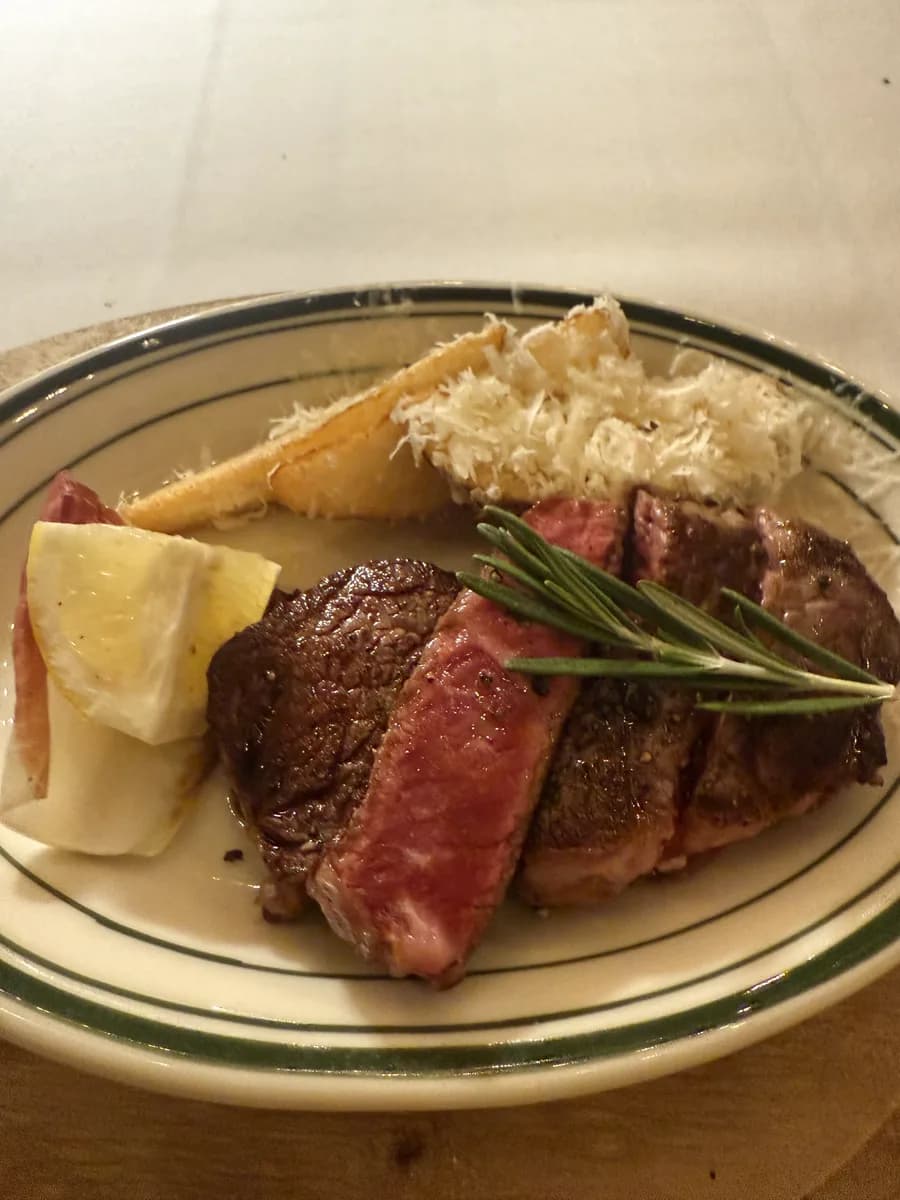 アランチーノ・アット・ザ・カハラで提供されたステーキの実食写真