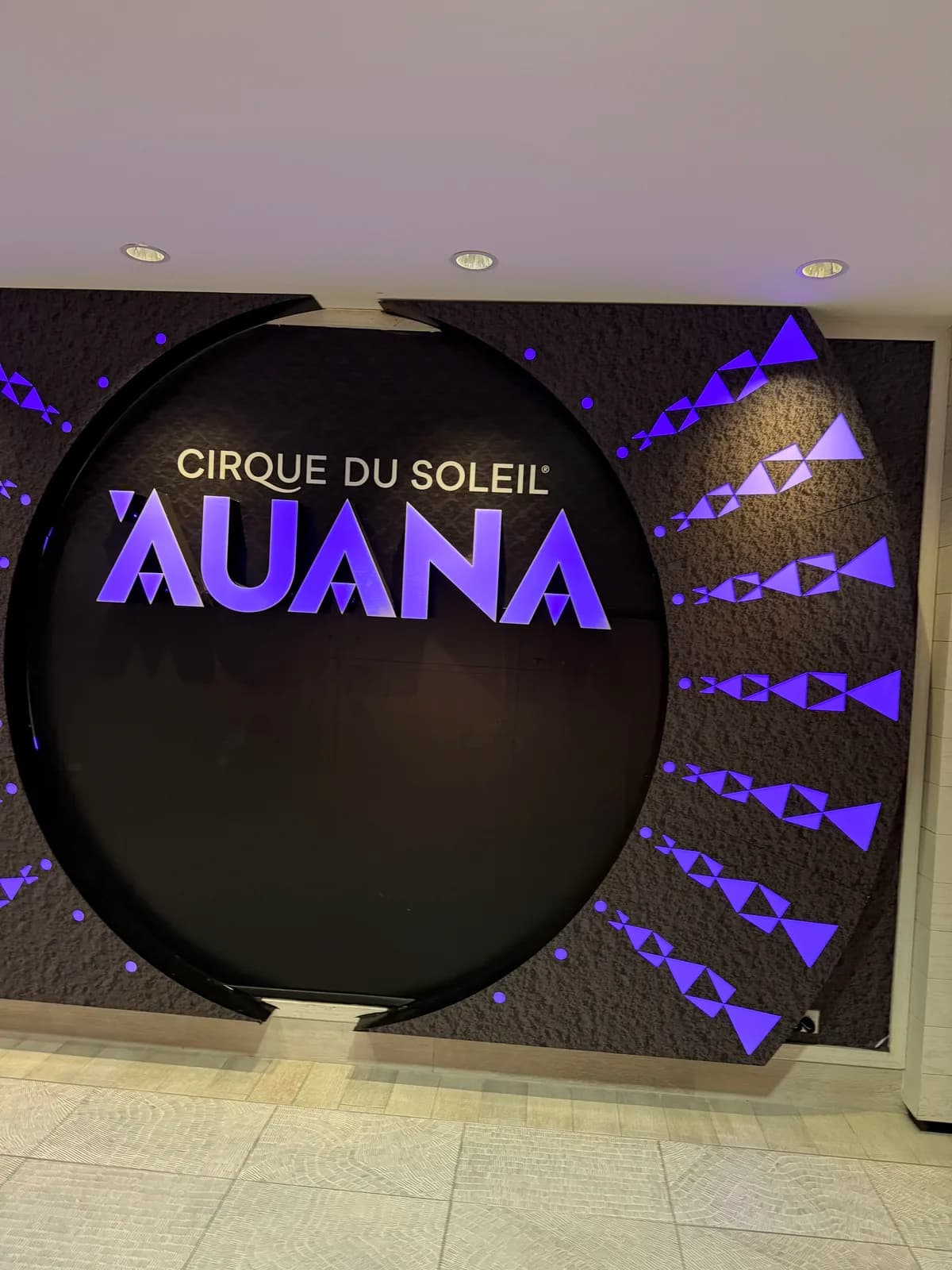 ワイキキ・ビーチコマー内にあるシルク・ドゥ・ソレイユ『ʻAUANA』の入口サイン