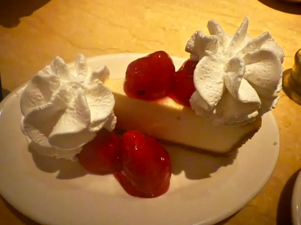 ワイキキのチーズケーキファクトリーで提供されたストロベリー付きチーズケーキ