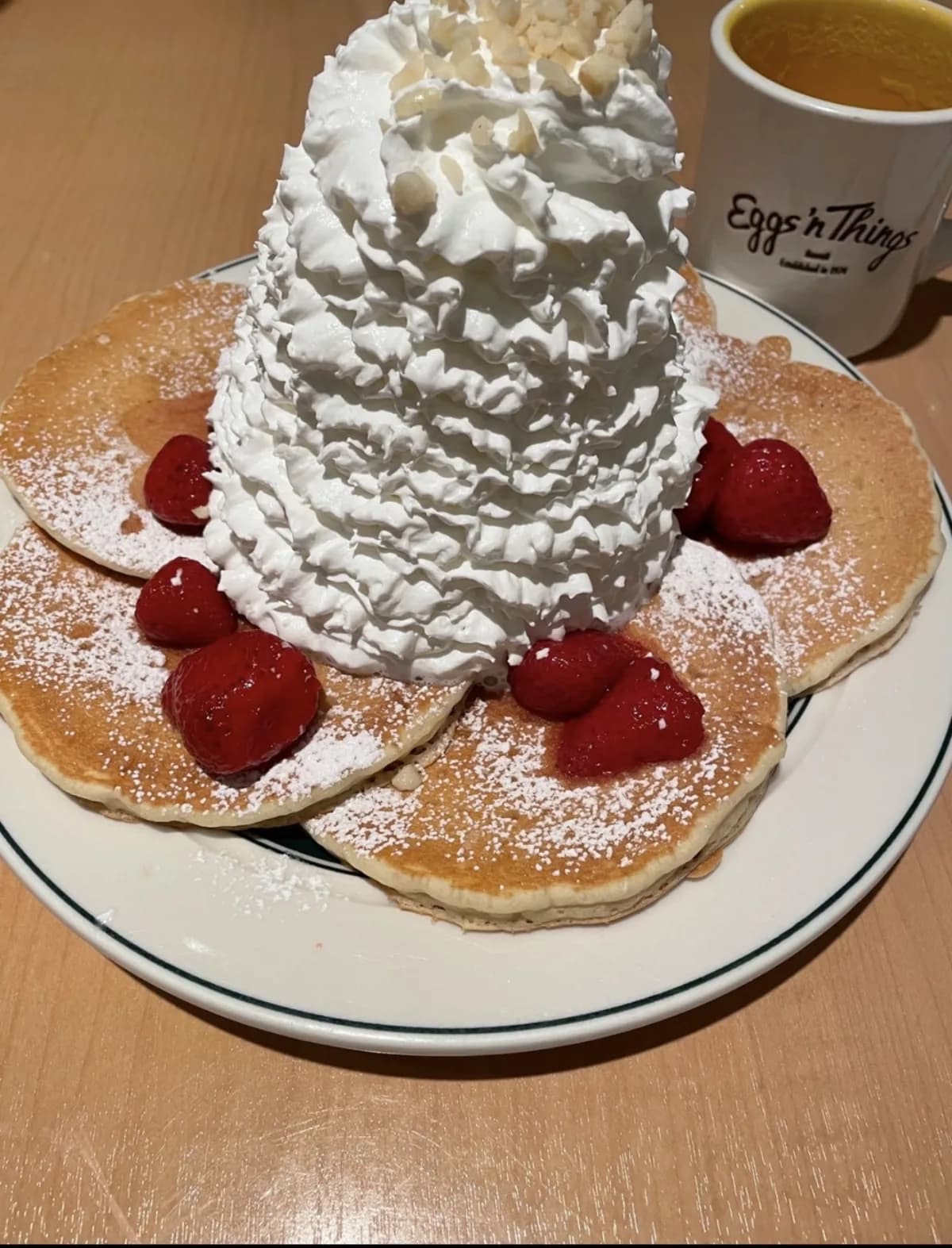 エッグスンシングスで提供された苺とホイップクリームのパンケーキ