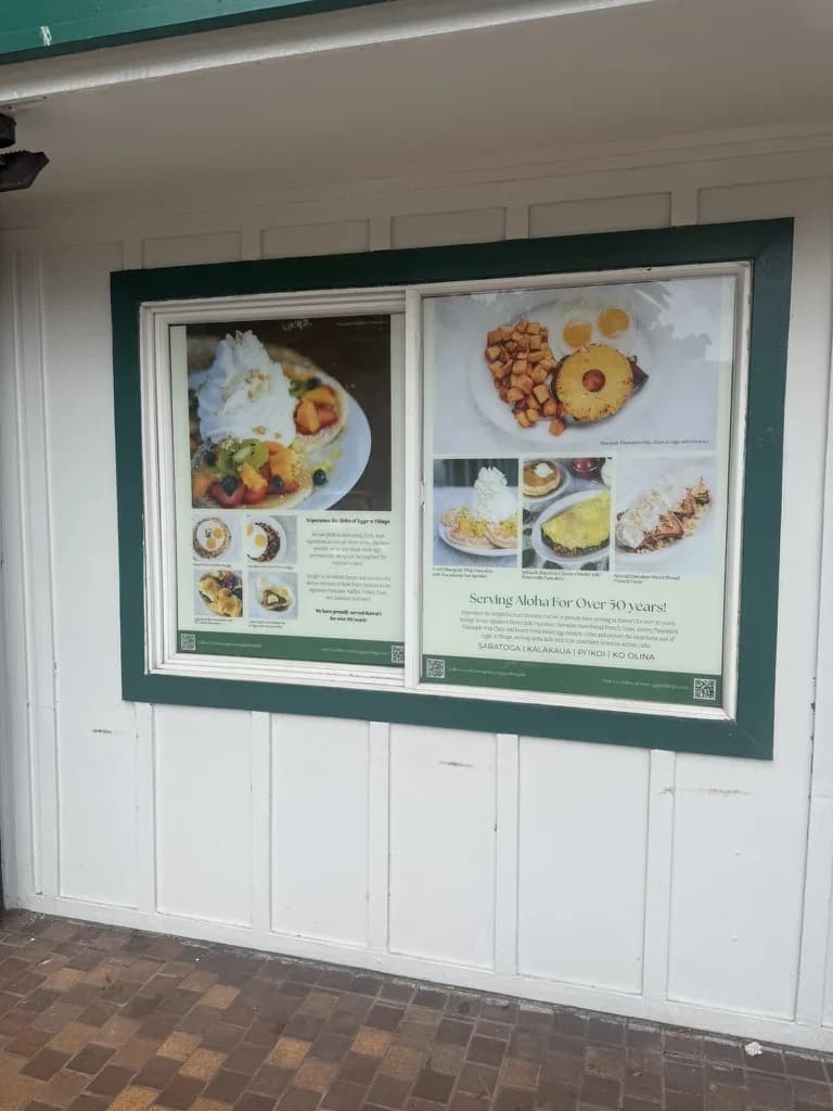 エッグスンシングス・サラトガ通り本店の外壁に掲示された写真付きメニュー