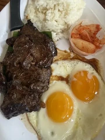 エッグスンシングス・サラトガ通り本店のステーキと目玉焼きとライスのプレート