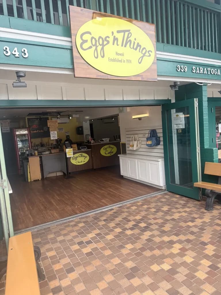エッグスンシングス・サラトガ通り本店の緑色の店舗正面と受付