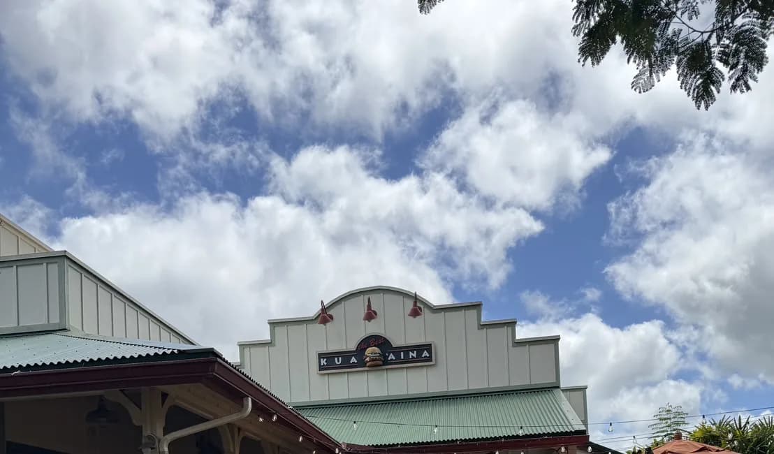 ハレイワ・タウンにあるKua ʻAinaの看板とプランテーション調の建物外観