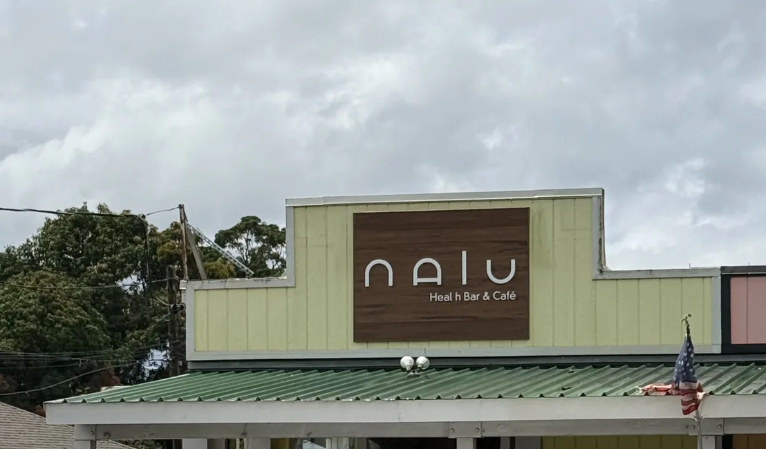 ハレイワ・タウンにあるNalu Health Bar & Cafeの木製サインと建物外観