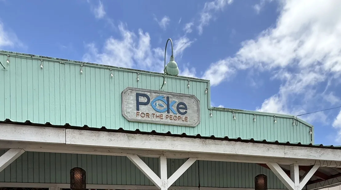 ハレイワ・タウンの水色の建物に掲げられたPoke for the Peopleのサイン