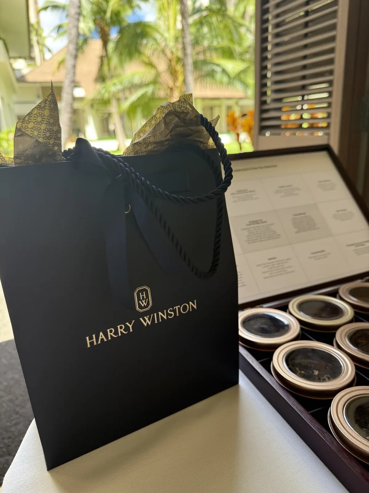 ハレクラニのアフタヌーンティーで訪問時に用意されていたHarry Winstonのギフトバッグ