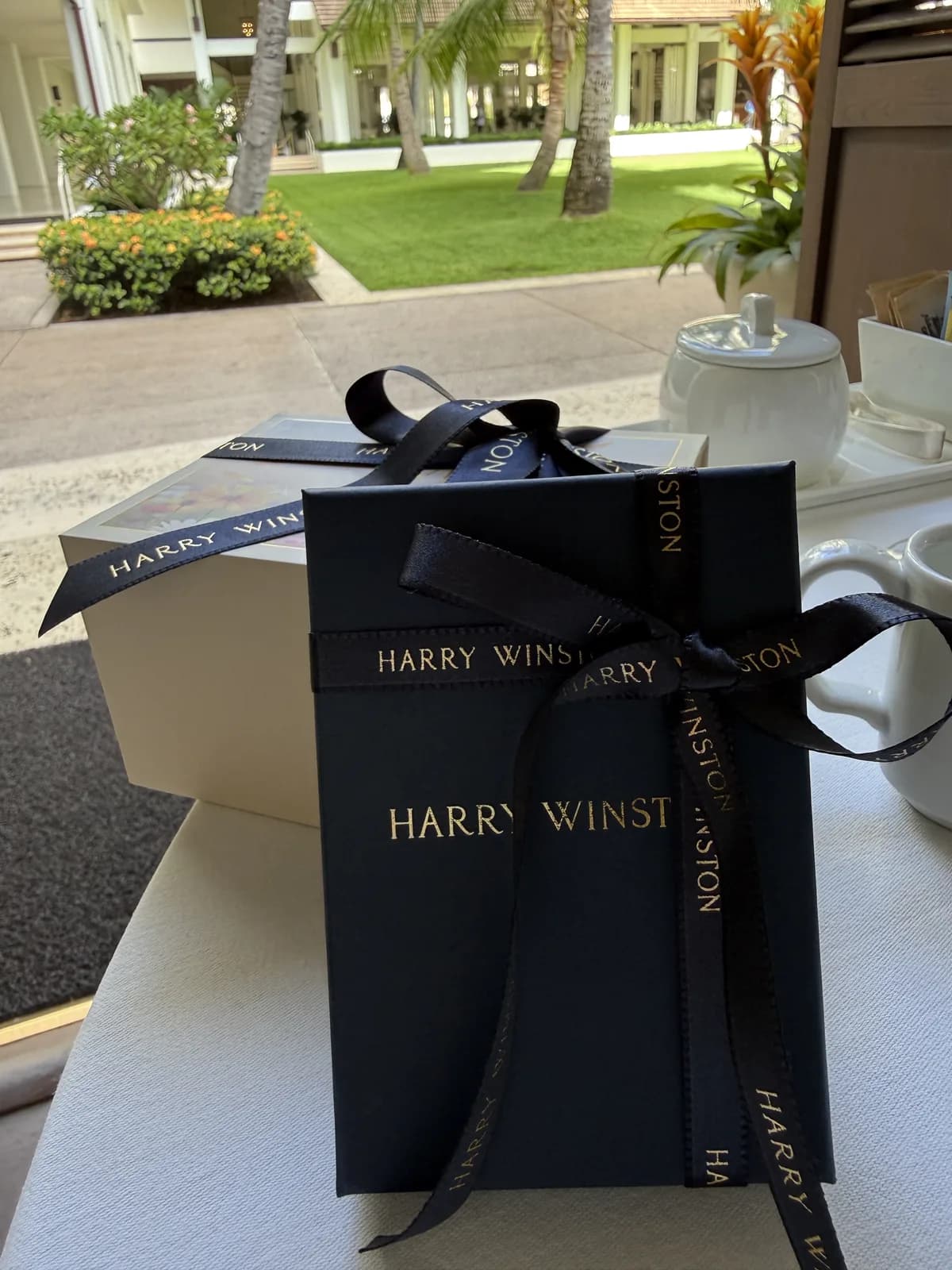 ハレクラニのアフタヌーンティーで訪問時に用意されていたHarry Winstonのギフトボックス