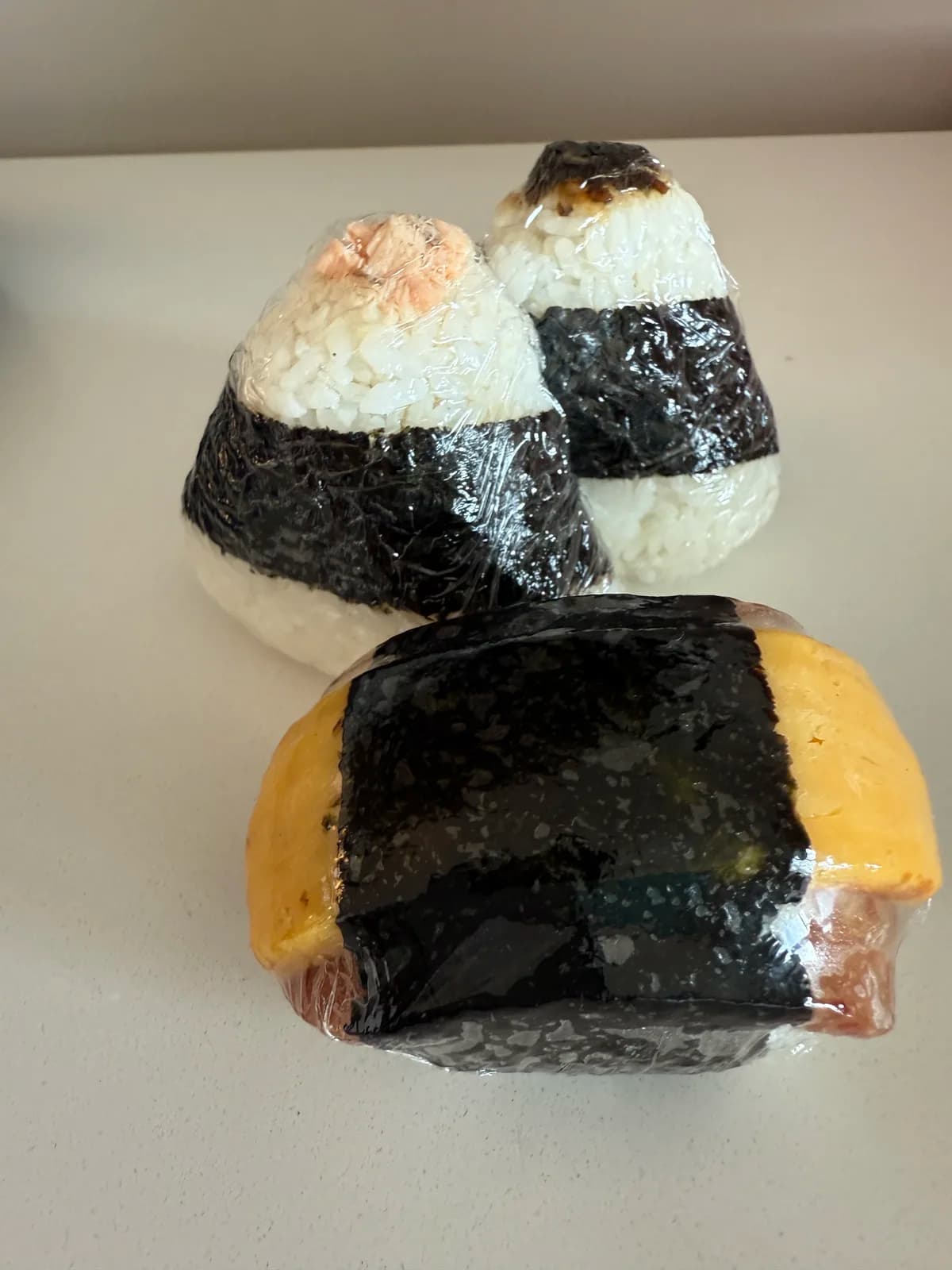 むすびカフェ いやす夢で購入したスパムむすびとおにぎり