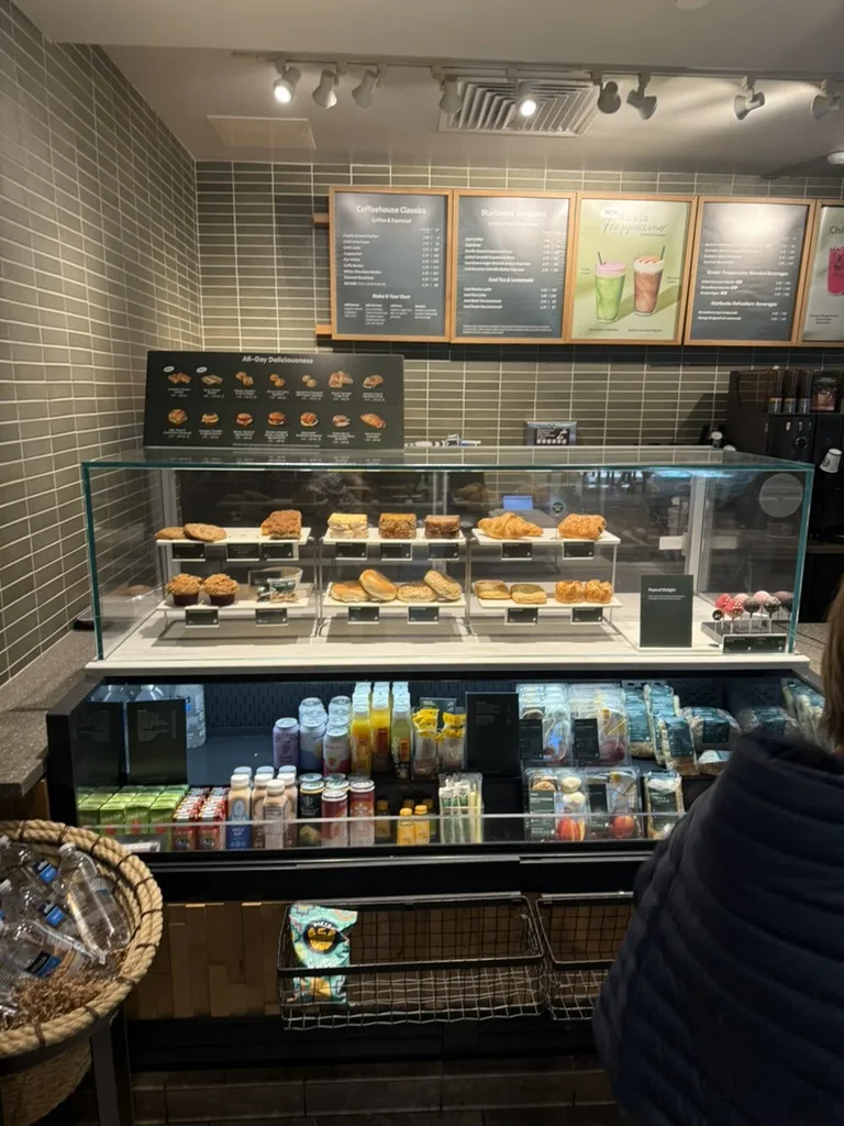 カハラモール内スターバックスのフードケースとドリンクカウンター