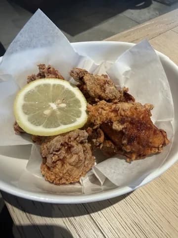どうとんぼり神座 ワイキキ店のレモンを添えた唐揚げ
