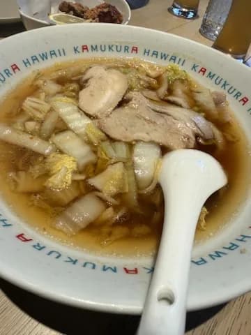 クヒオ通りのどうとんぼり神座 ワイキキ店で提供された白菜とチャーシュー入りの神座ラーメン