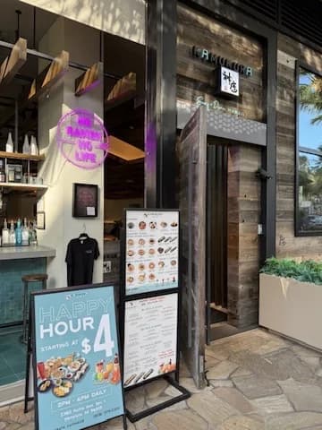 リリア・ワイキキ1階にあるどうとんぼり神座 ワイキキ店の外観