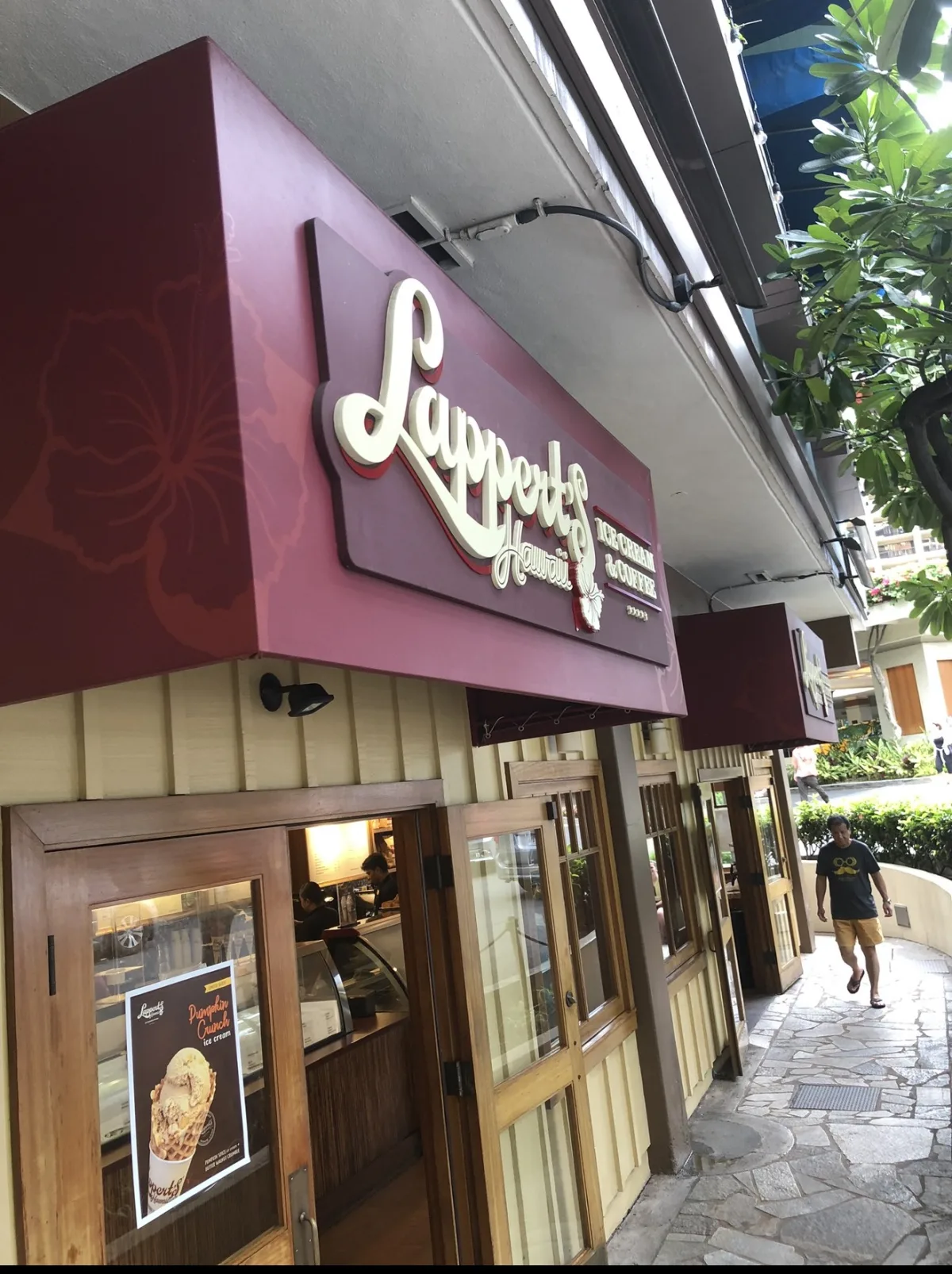 ヒルトン・ハワイアン・ビレッジ内ラパーツ・ハワイの店舗入口