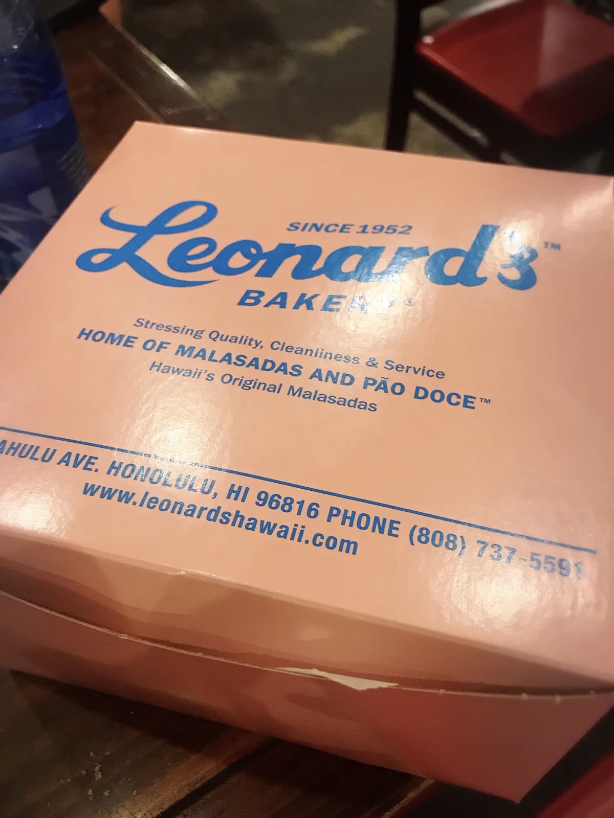 レナーズ・ベーカリーのピンク色の持ち帰り箱