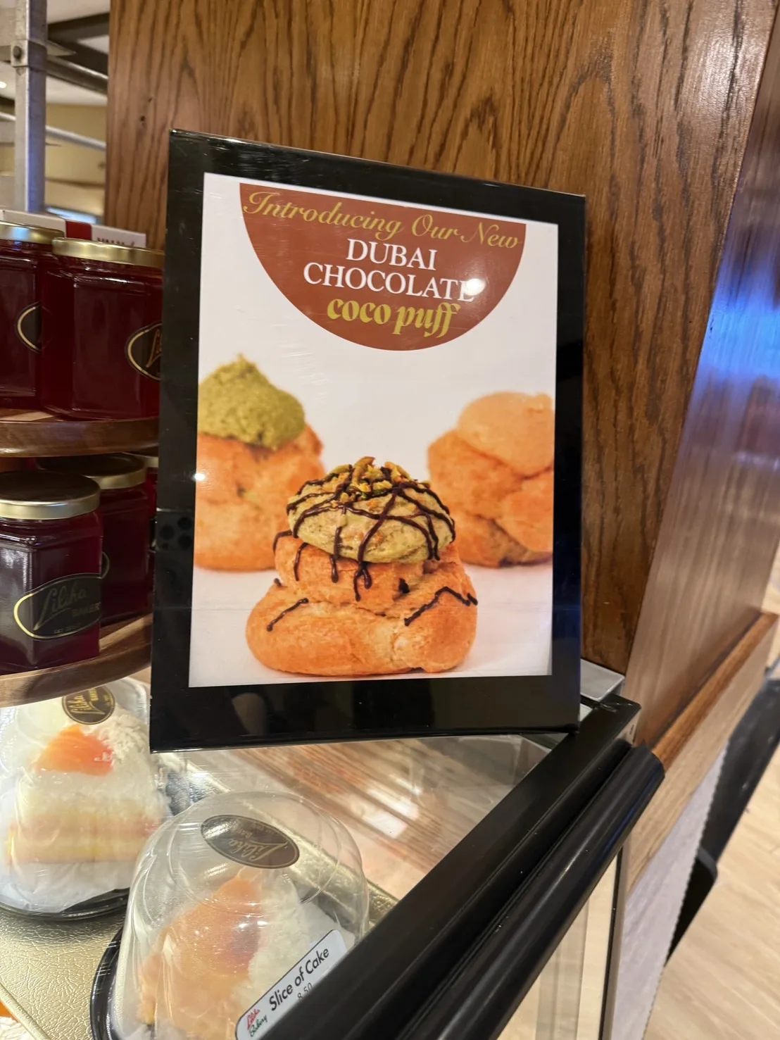 リリハ・ベーカリー店内に掲示されたドバイチョコレート・ココパフの案内
