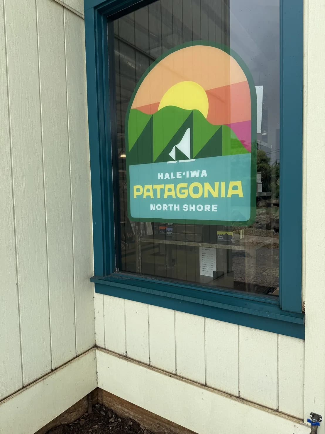 パタゴニア・ハレイワの窓に掲げられたHaleʻiwa Patagonia North Shoreのサイン