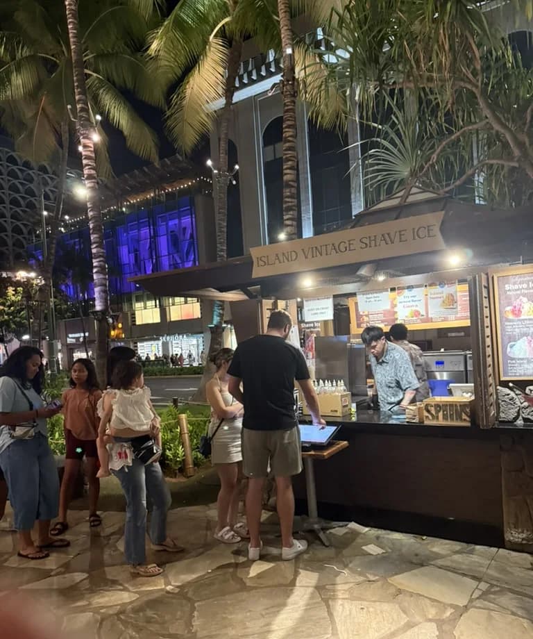 夜のロイヤル・ハワイアン・センターにあるアイランド・ヴィンテージ・シェイブアイスの店舗