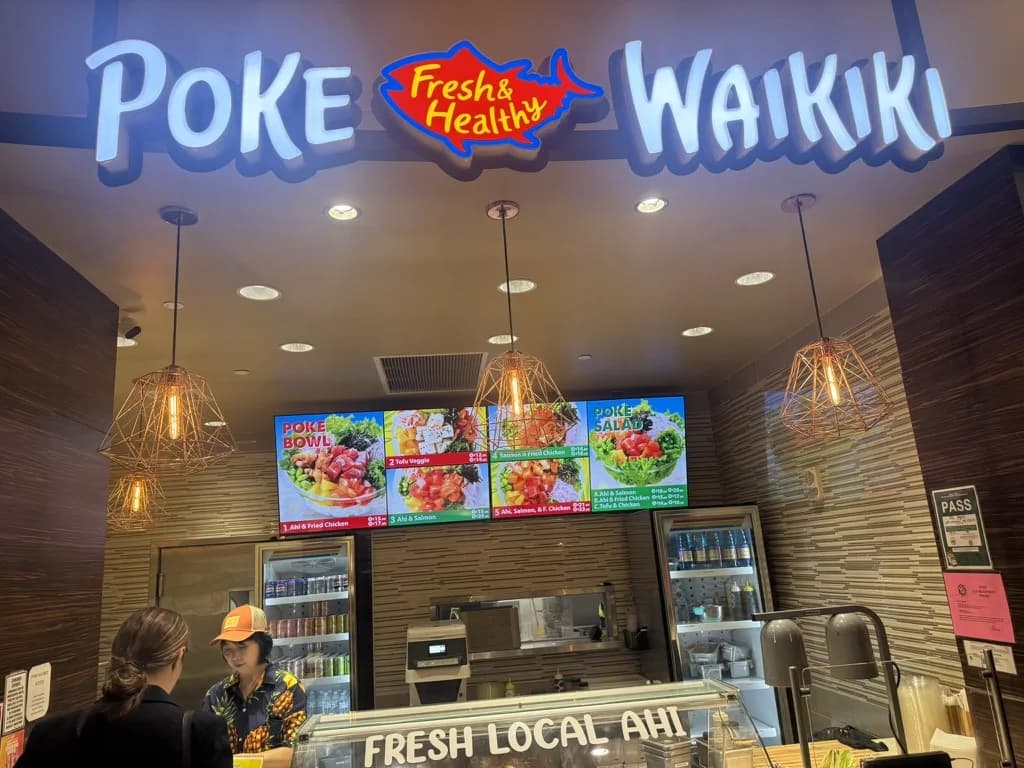 ロイヤル・ハワイアン・センターのパーイナ・ラナイにあるPoke Waikiki