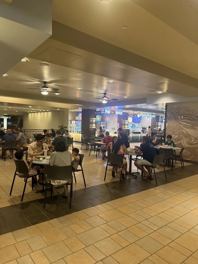 ロイヤル・ハワイアン・センターのパーイナ・ラナイの座席と店舗が並ぶ館内