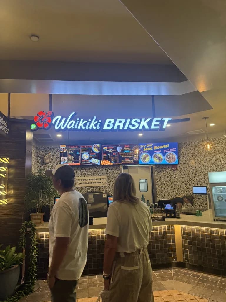 ロイヤル・ハワイアン・センターのパーイナ・ラナイにあるWaikiki Brisket