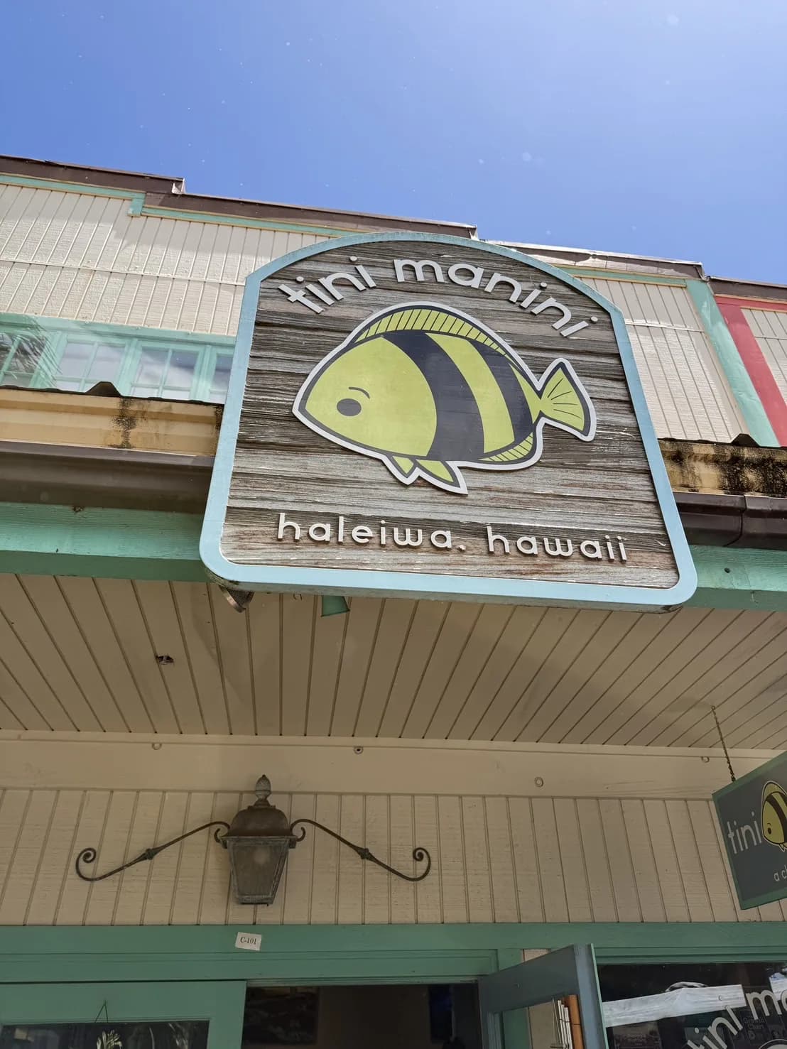 ノースショアのティニ・マニニ店舗前に掲げられた魚のロゴサイン