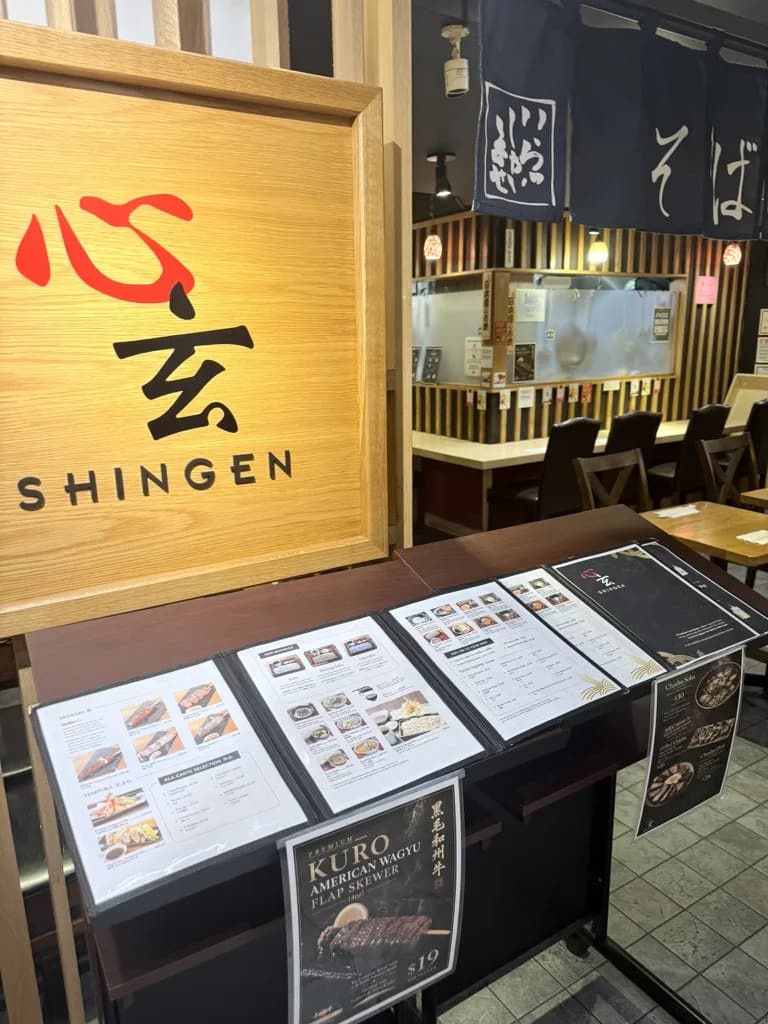 STIX ASIA内にある心玄の看板と写真付きメニュー