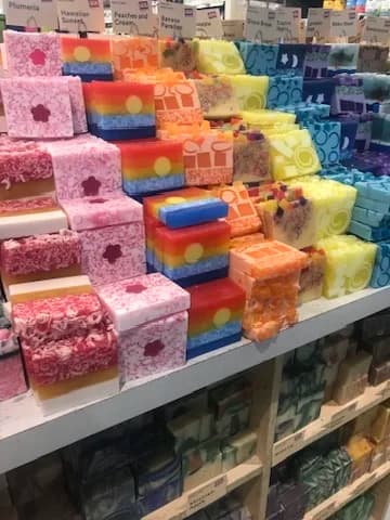 ホールフーズ・マーケット クイーン店に並ぶカラフルなローカル石けん