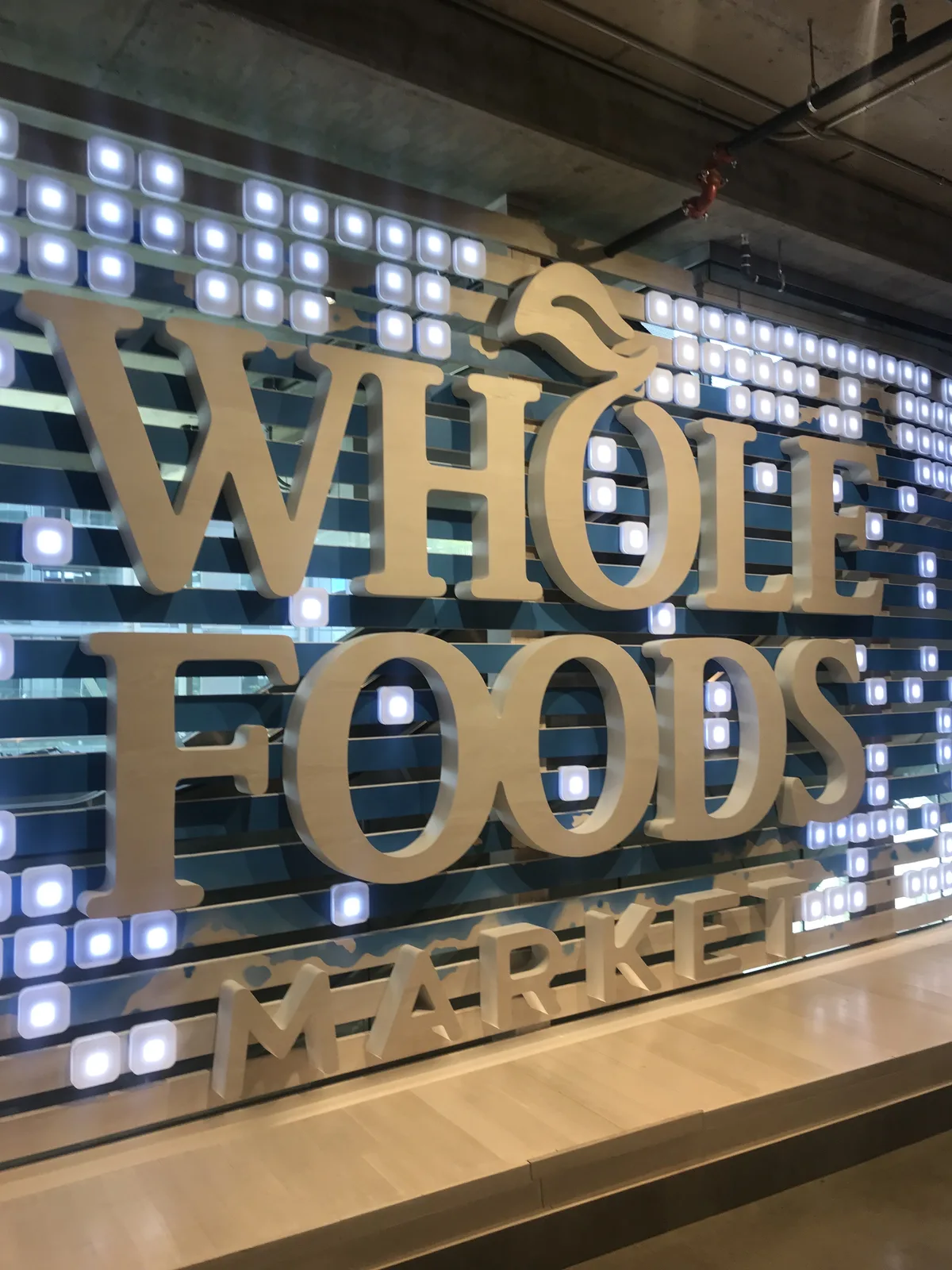 ワードビレッジのホールフーズ・マーケット クイーン店の店内サイン