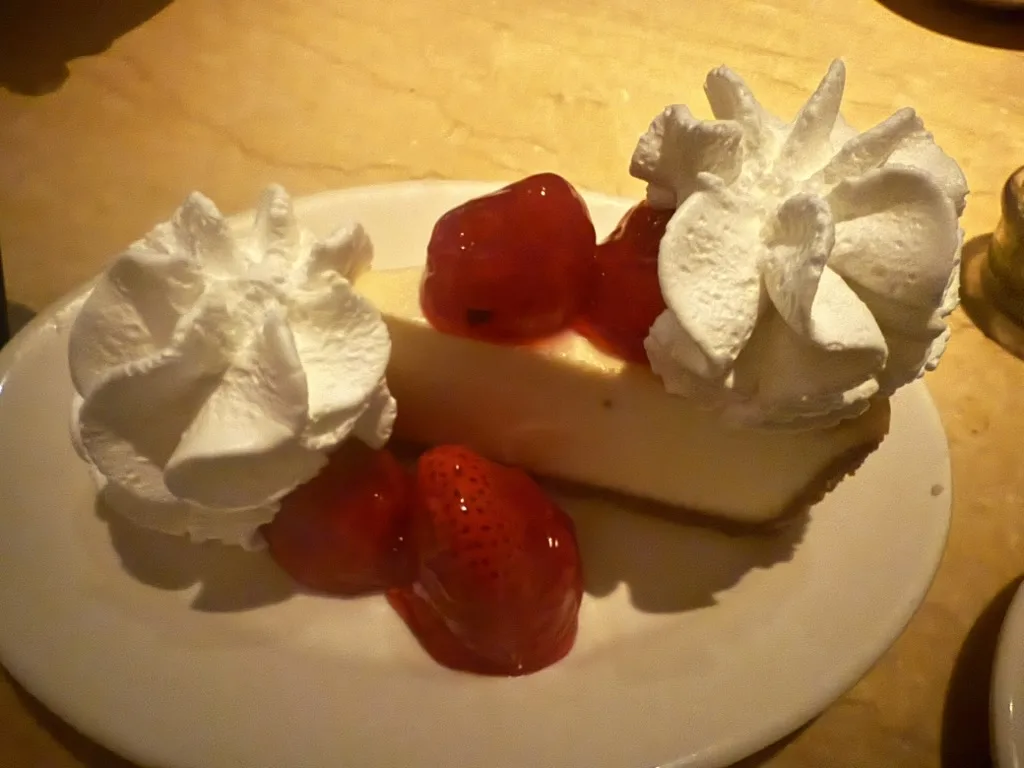 ワイキキのチーズケーキファクトリーで提供されたストロベリー付きチーズケーキ