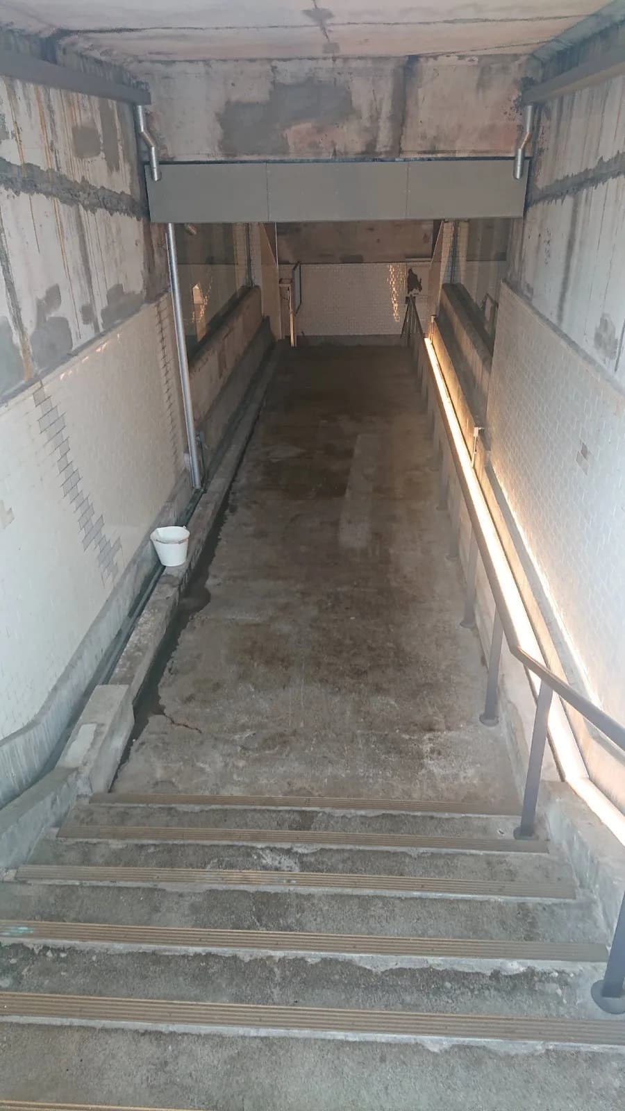 電車が間近を走る旧ホームへ。旧万世橋駅を歩くの取材写真 17