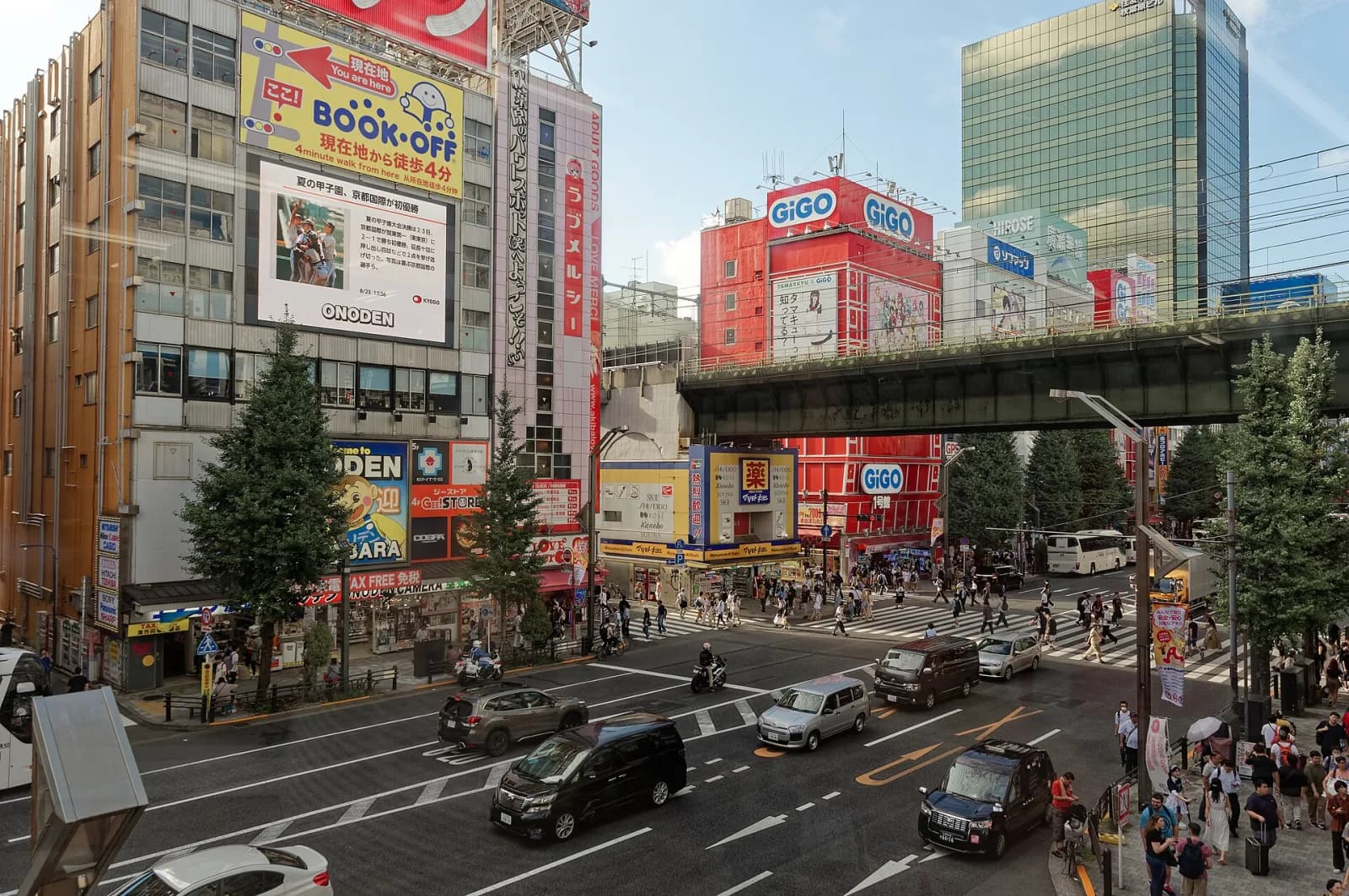 秋葉原電気街の店舗と高架、交差点を行き交う人々