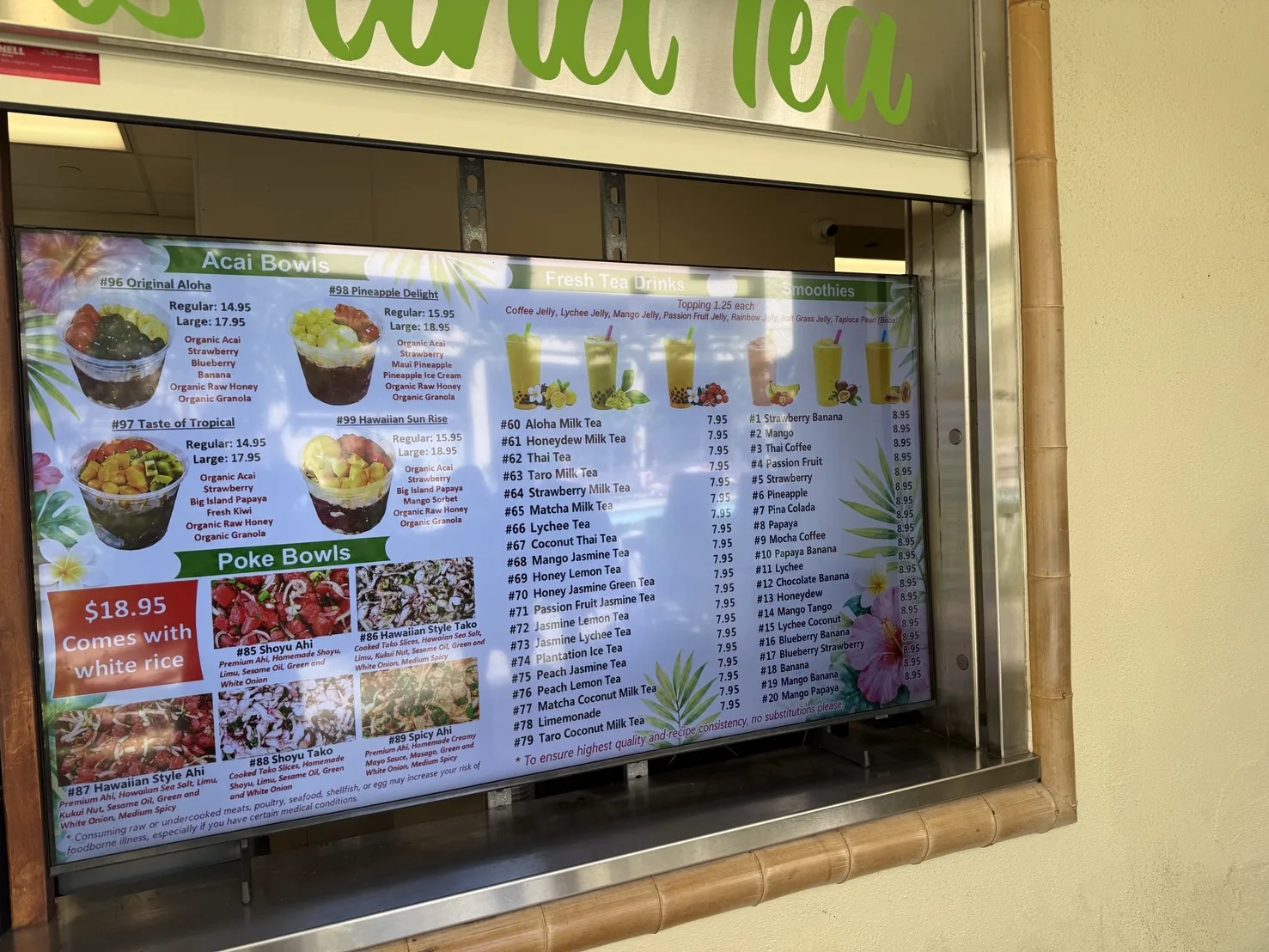 アロハ・ボウルズ・アンド・ティーのアサイーボウル、ポケ、ティー、スムージーの店頭メニュー