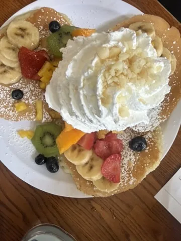 エッグスンシングス・サラトガ通り本店のレインボーパンケーキを上から見た様子