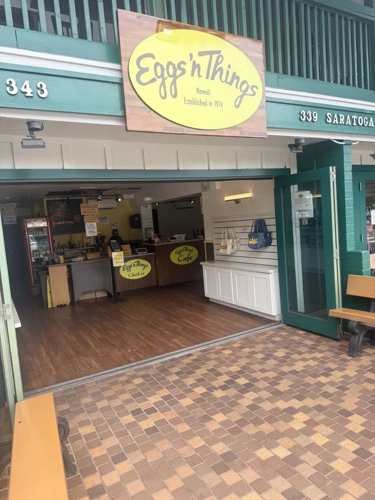 エッグスンシングス・サラトガ通り本店の緑色の店舗正面と受付
