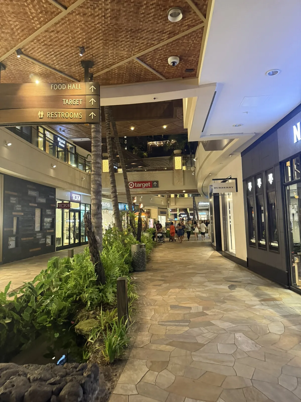 インターナショナル・マーケットプレイス館内のFOOD HALLとTargetへの案内表示
