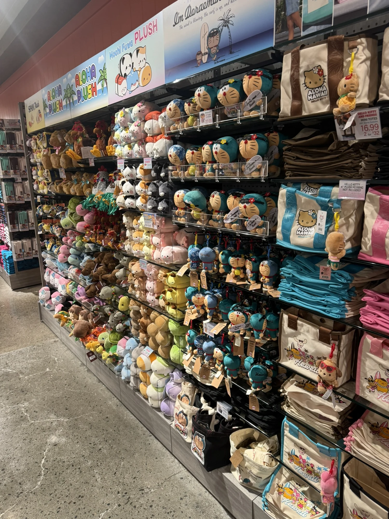 アイランド・カントリー・マーケット・アラモアナ店に並ぶハワイ限定のキャラクターぬいぐるみとバッグ