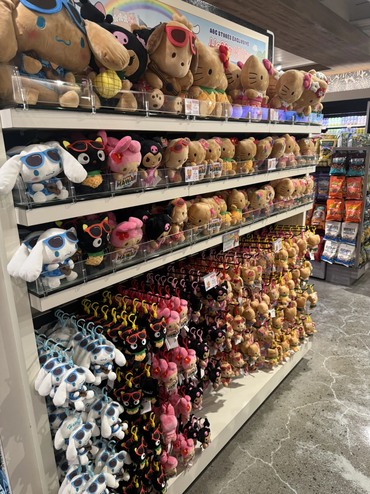 アイランド・カントリー・マーケット・アラモアナ店に並ぶキャラクターぬいぐるみとキーチェーン