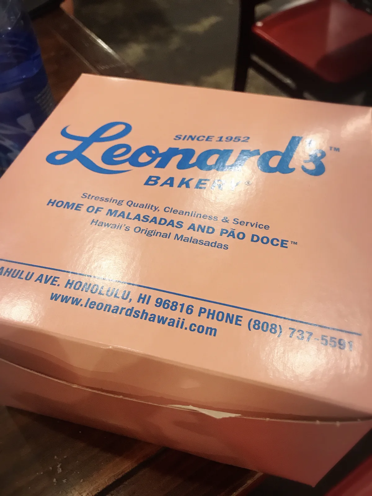 レナーズ・ベーカリーのピンク色の持ち帰り箱