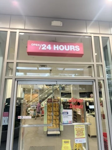 ロングス・ドラッグス ワイキキ店の24時間営業サインと入口